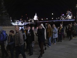 Warga Melayat Ratu Elizabeth Rela Antre Sejauh 8 Kilometer-Menunggu 14 Jam