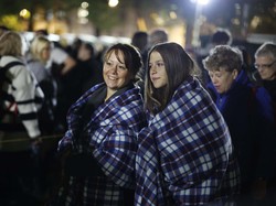 Hingga Malam Warga Rela Antre Melayat Jenazah Ratu Elizabeth II