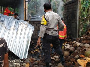 Gudang Batok Kelapa di Tabanan Terbakar, Diduga karena Api Pengovenan Gudang Batok Kelapa di Tabanan Terbakar, Diduga karena Api Pengovenan