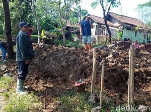 Demi Warganya Sehat, Kadus di Majalengka Bangun Lapangan Olahraga