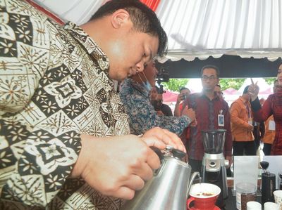 Sandiaga-Dewan Komisioner OJK Meriahkan Puncak Acara Gernas BBI