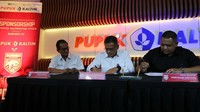 Direktur Keuangan dan Umum PKT Qomaruzzaman, Direktur Utama PKT Rahmad Pribadi, Presiden Klub Borneo FC Nabil Husein Said Amin, dan COO Borneo FC Ponaryo Astaman pada penandatanganan bentuk kerjasama yang dijalin oleh PKT dengan Borneo FC di Jakarta.