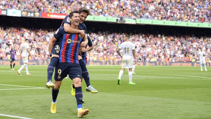 Barcelonas Polish forward Robert Lewandowski celebrates with Barcelonas Spanish midfielder Gavi after scoring his teams third goal during the Spanish League football match between FC Barcelona and Elche CF at the Camp Nou stadium in Barcelona on September 17, 2022. (Photo by Josep LAGO / AFP) (Photo by JOSEP LAGO/AFP via Getty Images)