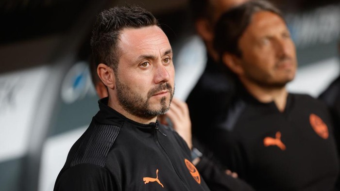 ANTALYA, TURKIYE - APRIL 25: Head Coach of Shakhtar Donetsk Roberto De Zerbi gestures before the friendly match between Fraport TAV Antalyaspor and Shakhtar Donetsk at the Antalya Stadium in Antalya, Turkiye on April 25, 2022. (Photo by Mustafa Ciftci/Anadolu Agency via Getty Images)