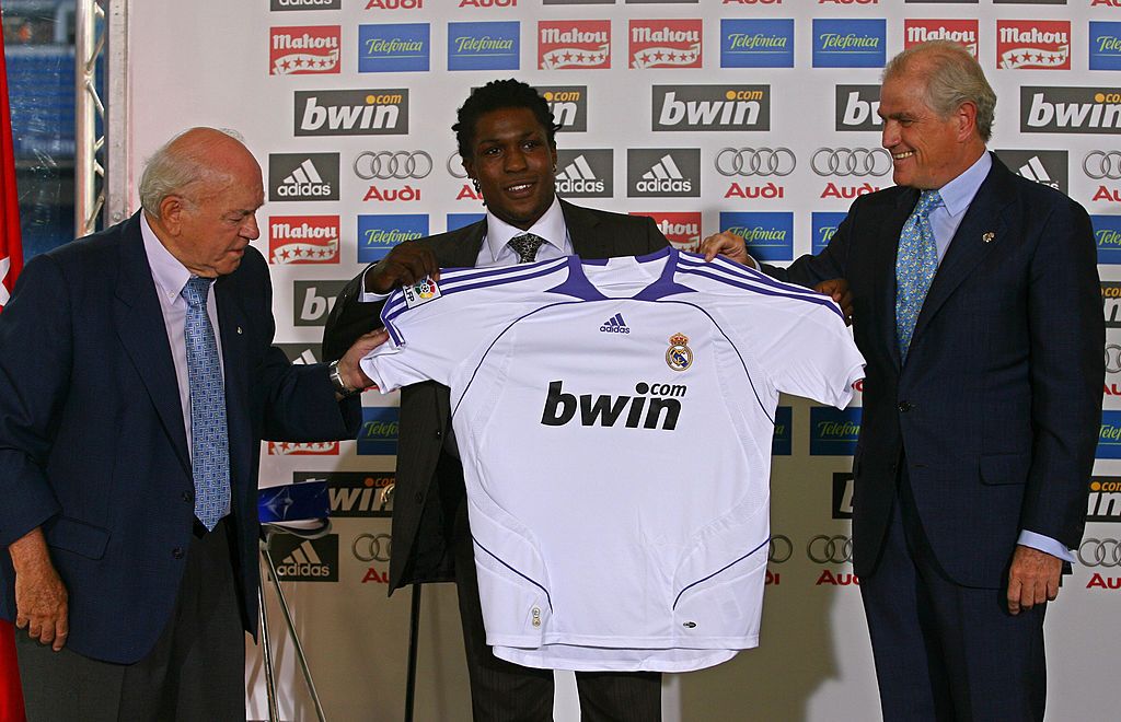 New Real Madrid football player, Dutch Royston Drenthe (C), poses with his new t-shirt next to Real Madrid's President Ramon Calderon (R) and Honor President Alfredo Diestefano, during his presentation at Santiago Bernabeu stadium in Madrid, 13 August 2007.  AFP PHOTO/JAVIER SORIANO. (Photo credit should read JAVIER SORIANO/AFP via Getty Images)