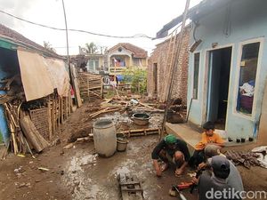 9 Orang Jadi Tersangka Pembongkaran Rumah Warga Garut oleh Rentenir 9 Orang Jadi Tersangka Pembongkaran Rumah Warga Garut oleh Rentenir