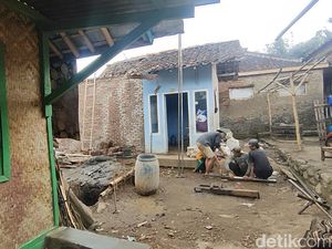 5 Fakta Rumah Warga Garut Roboh di Tangan Rentenir 5 Fakta Rumah Warga Garut Roboh di Tangan Rentenir