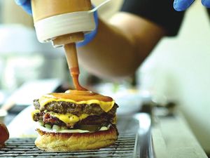 Selain Ganja, Burger dari Serangga Juga Sedang Hits di Thailand Selain Ganja, Burger dari Serangga Juga Sedang Hits di Thailand