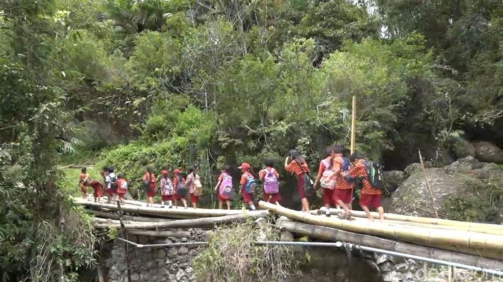 Potret Ngeri Siswa SD Lewati Jembatan Reyot di Toraja Demi Bisa ke Sekolah Potret Ngeri Siswa SD Lewati Jembatan Reyot di Toraja Demi Bisa ke Sekolah