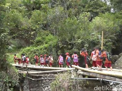 Potret Ngeri Siswa SD Lewati Jembatan Reyot di Toraja Demi Bisa ke Sekolah