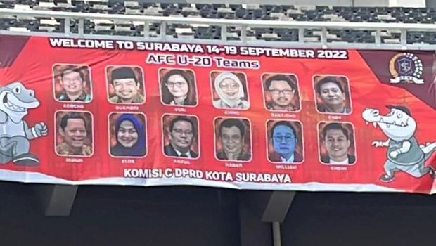 Suporter memprotes keberadaan spanduk DPRD di Stadion GBT yang menjadi venue Kualifikasi Piala Asia U-20 2023.