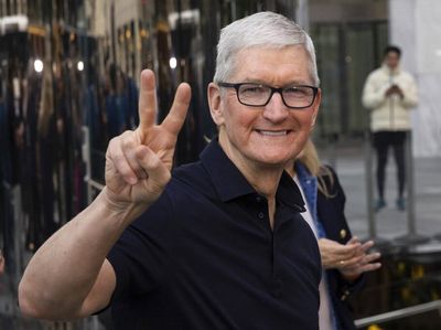 Foto: Deretan Gaya Tim Cook, Selera Baju Kasual Meski Gaji Sultan