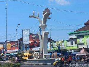 Tugu Wingko Lamongan, Peneguh Jajanan Itu Khas Babat