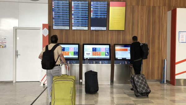 Tuntut Gaji Naik Sesuai Inflasi, Staf Bandara Prancis Mogok Massal