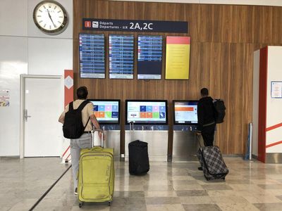 Tuntut Gaji Naik Sesuai Inflasi, Staf Bandara Prancis Mogok Massal