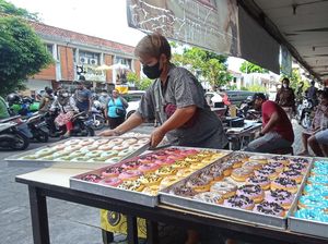Viral Donat Kaki Lima di Denpasar, Terjual 1.500 Buah Hanya dalam 2 Jam! Viral Donat Kaki Lima di Denpasar, Terjual 1.500 Buah Hanya dalam 2 Jam!