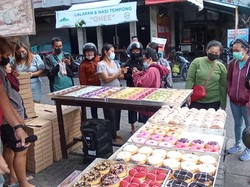 Laris Manis Donat Kaki Lima Viral di Pertokoan Diponegoro Denpasar