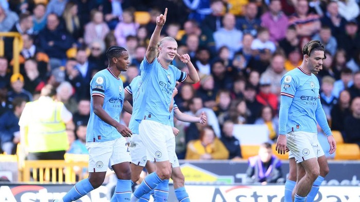 WOLVERHAMPTON, ENGLAND - SEPTEMBER 17: Erling Haaland of Manchester City celebrates after scoring their sides second goal during the Premier League match between Wolverhampton Wanderers and Manchester City at Molineux on September 17, 2022 in Wolverhampton, England. (Photo by Laurence Griffiths/Getty Images)