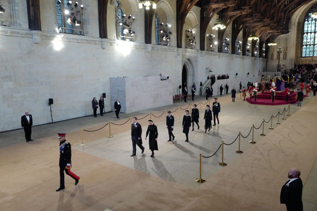 LONDON, ENGLAND - SEPTEMBER 17: Queen Elizabeth II 's grandchildren (L-R) Prince William, Prince of Wales, Princess Beatrice, Harry, Duke of Sussex and Peter Phillips hold a vigil beside the coffin of their grandmother as it lies in state on the catafalque inside Westminster Hall on September 17, 2022 in London, England. Queen Elizabeth II's grandchildren mount a family vigil over her coffin lying in state in Westminster Hall. Queen Elizabeth II died at Balmoral Castle in Scotland on September 8, 2022, and is succeeded by her eldest son, King Charles III. (Photo by Aaron Chown - WPA Pool/Getty Images)