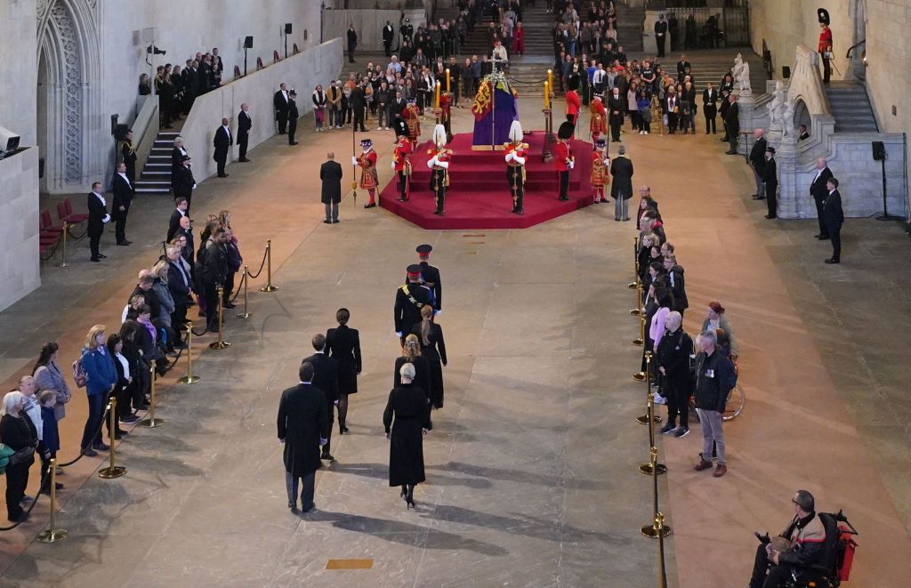 LONDON, ENGLAND - SEPTEMBER 17: Queen Elizabeth II 's grandchildren (L-R) Prince William, Prince of Wales, Princess Beatrice, Harry, Duke of Sussex and Peter Phillips hold a vigil beside the coffin of their grandmother as it lies in state on the catafalque inside Westminster Hall on September 17, 2022 in London, England. Queen Elizabeth II's grandchildren mount a family vigil over her coffin lying in state in Westminster Hall. Queen Elizabeth II died at Balmoral Castle in Scotland on September 8, 2022, and is succeeded by her eldest son, King Charles III. (Photo by Aaron Chown - WPA Pool/Getty Images)