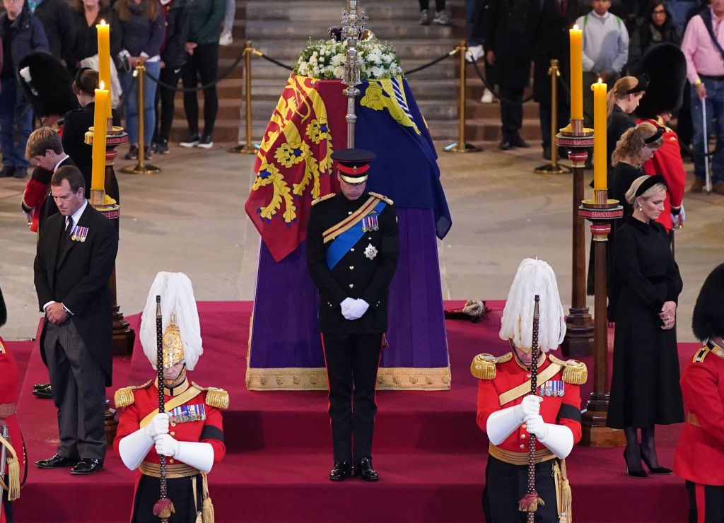 LONDON, ENGLAND - SEPTEMBER 17: Queen Elizabeth II 's grandchildren (L-R) Prince William, Prince of Wales, Princess Beatrice, Harry, Duke of Sussex and Peter Phillips hold a vigil beside the coffin of their grandmother as it lies in state on the catafalque inside Westminster Hall on September 17, 2022 in London, England. Queen Elizabeth II's grandchildren mount a family vigil over her coffin lying in state in Westminster Hall. Queen Elizabeth II died at Balmoral Castle in Scotland on September 8, 2022, and is succeeded by her eldest son, King Charles III. (Photo by Aaron Chown - WPA Pool/Getty Images)