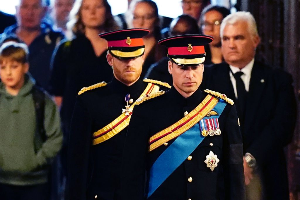 LONDON, ENGLAND - SEPTEMBER 17: Queen Elizabeth II 's grandchildren (L-R) Prince William, Prince of Wales, Princess Beatrice, Harry, Duke of Sussex and Peter Phillips hold a vigil beside the coffin of their grandmother as it lies in state on the catafalque inside Westminster Hall on September 17, 2022 in London, England. Queen Elizabeth II's grandchildren mount a family vigil over her coffin lying in state in Westminster Hall. Queen Elizabeth II died at Balmoral Castle in Scotland on September 8, 2022, and is succeeded by her eldest son, King Charles III. (Photo by Aaron Chown - WPA Pool/Getty Images)