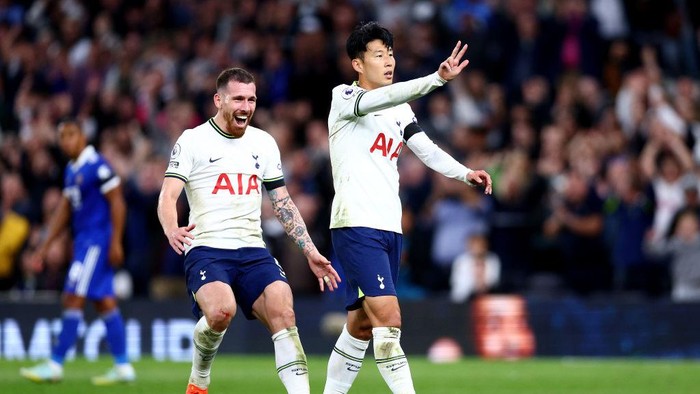 LONDON, ENGLAND - SEPTEMBER 17: Son Heung-Min of Tottenham Hotspur celebrates after scoring their teams sixth goal and hat trick during the Premier League match between Tottenham Hotspur and Leicester City at Tottenham Hotspur Stadium on September 17, 2022 in London, England. (Photo by Clive Rose/Getty Images)