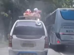 Bahaya! Pelajar di Batu Bara Naik ke Atap Mobil Angkutan