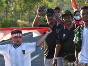 Antusias Suporter Datang Lebih Awal Demi Dukung Indonesia Lawan Vietnam
