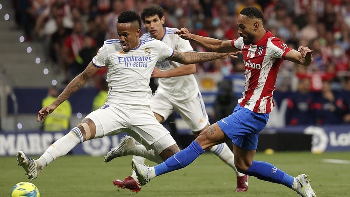 MADRID, SPAIN - MAY 8: Matheus Cunha (R) of Atletico Madrid in action against Eder Militao (L) of Real Madrid during the La Liga week 35 match between Atletico Madrid and Real Madrid at Metropolitano Stadium in Madrid, Spain on May 8, 2022. (Photo by Burak Akbulut/Anadolu Agency via Getty Images)