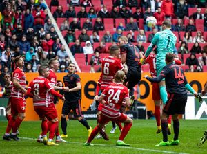 Momen Gila Augsburg Vs Bayern: Neuer Nyaris Bikin Gol di Injury Time Momen Gila Augsburg Vs Bayern: Neuer Nyaris Bikin Gol di Injury Time