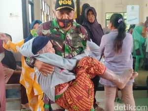 Potret Humanis Babinsa Gendong Lansia ke Tempat Pembagian BLT BBM Potret Humanis Babinsa Gendong Lansia ke Tempat Pembagian BLT BBM