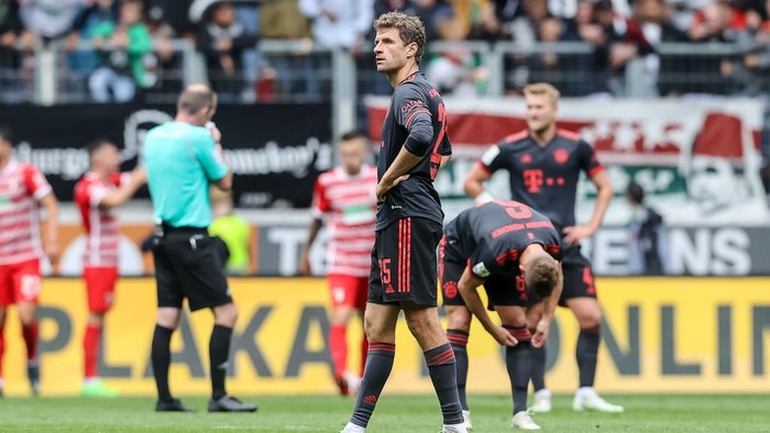 AUGSBURG, GERMANY - SEPTEMBER 17: Thomas Mueller of Bayern Muenchen looks dejected during the Bundesliga match between FC Augsburg and FC Bayern München at WWK-Arena on September 17, 2022 in Augsburg, Germany. (Photo by Roland Krivec/DeFodi Images via Getty Images)