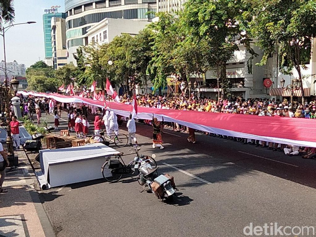 Merah Putih 800 Meter Meriahkan Insiden Perobekan Bendera di Hotel Majapahit