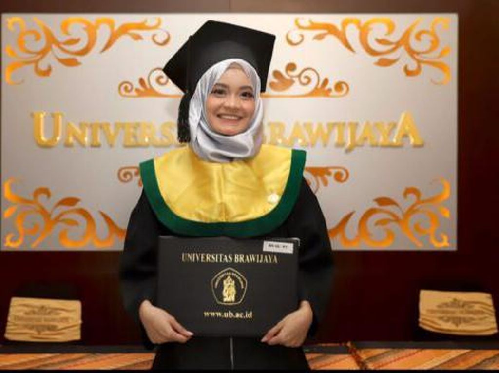 Cerita Calista yang Jadi Lulusan Termuda FK UB di Usia 18 Tahun Cerita Calista yang Jadi Lulusan Termuda FK UB di Usia 18 Tahun