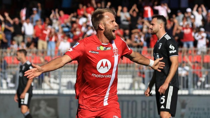 MONZA, ITALY - SEPTEMBER 18: Christian Gytkjaer AC Monza celebrates after scoring the opening goal during the Serie A match between AC Monza and Juventus at Stadio Brianteo on September 18, 2022 in Monza, Italy. (Photo by Giuseppe Cottini/Getty Images)
