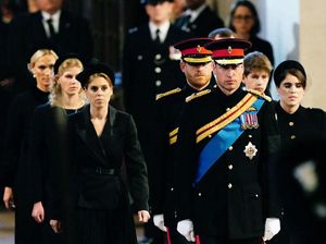 10 Momen Langka 8 Cucu Ratu Elizabeth II Berkumpul, Menjaga Peti Mati 10 Momen Langka 8 Cucu Ratu Elizabeth II Berkumpul, Menjaga Peti Mati