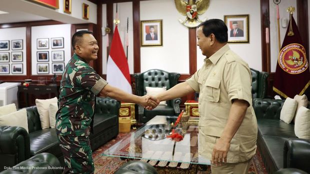 Menteri Pertahanan RI Prabowo Subianto menerima kunjungan Kepala Staf Angkatan Darat (KSAD) Jenderal TNI Dudung Abdurachman di Kementerian Pertahanan, Jakarta, Jum'at (16/9).