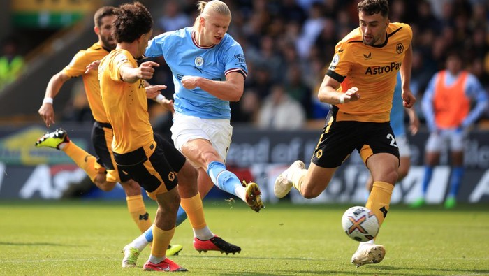 WOLVERHAMPTON, ENGLAND - SEPTEMBER 17:  Erling Haaland of Manchester City shoots during the Premier League match between Wolverhampton Wanderers and Manchester City at Molineux on September 17, 2022 in Wolverhampton, United Kingdom. (Photo by Marc Atkins/Getty Images)