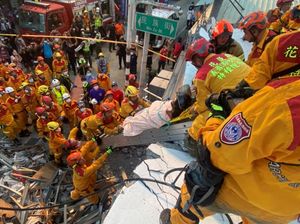 Evakuasi Korban Gempa di Taiwan