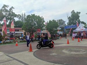 Astra Peragakan Cara Berkendara di Jalan yang Aman ke Mahasiswa Astra Peragakan Cara Berkendara di Jalan yang Aman ke Mahasiswa