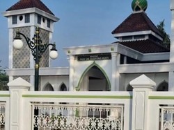 Kisah Guru Besar UNY yang Bangun Masjid dari Jualan Buku
