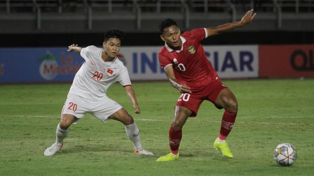 Pesepak bola Indonesia Ginanjar Wahyu Ramadhani (kanan) berebut bola dengan pesepak bola Vietnam Nguyen Duc Anh (kiri) saat pertandingan babak kualifikasi Piala Asia U-20 2023 Grup F di Stadion Gelora Bung Tomo, Surabaya, Jawa Timur, Minggu (18/9/2022). ANTARA FOTO/Moch Asim/nz