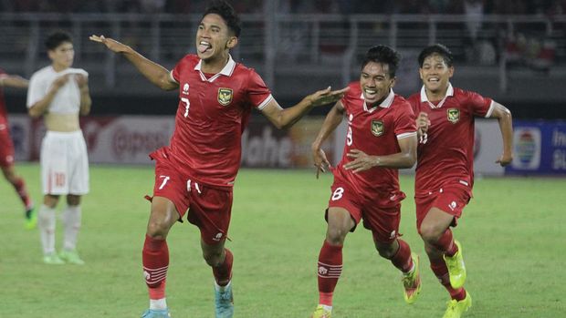 Pesepak bola Indonesia Marselino Ferdinan (kedua kiri) melakukan selebrasi bersama rekannya usai mencetak gol ke gawang tim Vetnam saat pertandingan babak kualifikasi Piala Asia U-20 2023 Grup F di Stadion Gelora Bung Tomo, Surabaya, Jawa Timur, Minggu (18/9/2022). Indonesia menang melawan Vietnam dengan skor akhir 3-2. ANTARA FOTO/Moch Asim/NZ