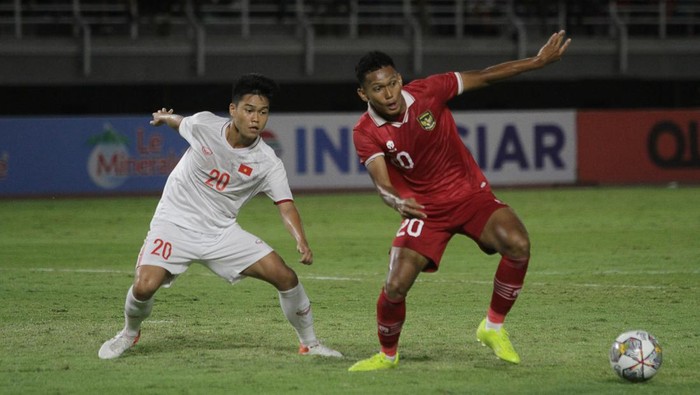Pesepak bola Indonesia Ginanjar Wahyu Ramadhani (kanan) berebut bola dengan pesepak bola Vietnam Nguyen Duc Anh (kiri) saat pertandingan babak kualifikasi Piala Asia U-20 2023 Grup F di Stadion Gelora Bung Tomo, Surabaya, Jawa Timur, Minggu (18/9/2022). ANTARA FOTO/Moch Asim/nz