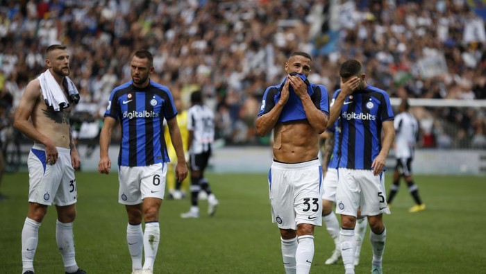 UDINE, ITALY - SEPTEMBER 18: Danilo DAmbrosio of FC Internazionale with teammates at the end of the Serie A match between Udinese Calcio and FC Internazionale at Dacia Arena on September 18, 2022 in Udine, Italy. (Photo by Timothy Rogers/Getty Images)