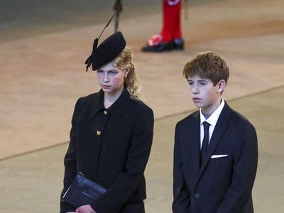 8 Foto Cucu Termuda Ratu Elizabeth II yang Jarang Tersorot Jadi Penjaga Peti