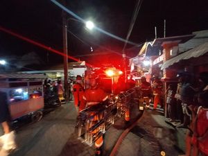 Sebuah Rumah di Jalan Panjang Jiwo Surabaya Terbakar