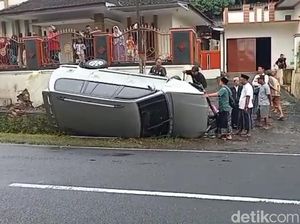Mobil Peziarah Terguling di Tasik, 8 Penumpang Sempat Terjebak