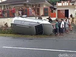 Mobil Peziarah Terguling di Tasik, 8 Penumpang Sempat Terjebak